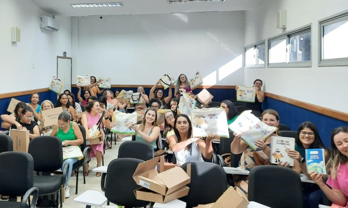 Professores da Educação Infantil (Grupo V) recebem material pedagógico do Sistema de Ensino Aprende Brasil