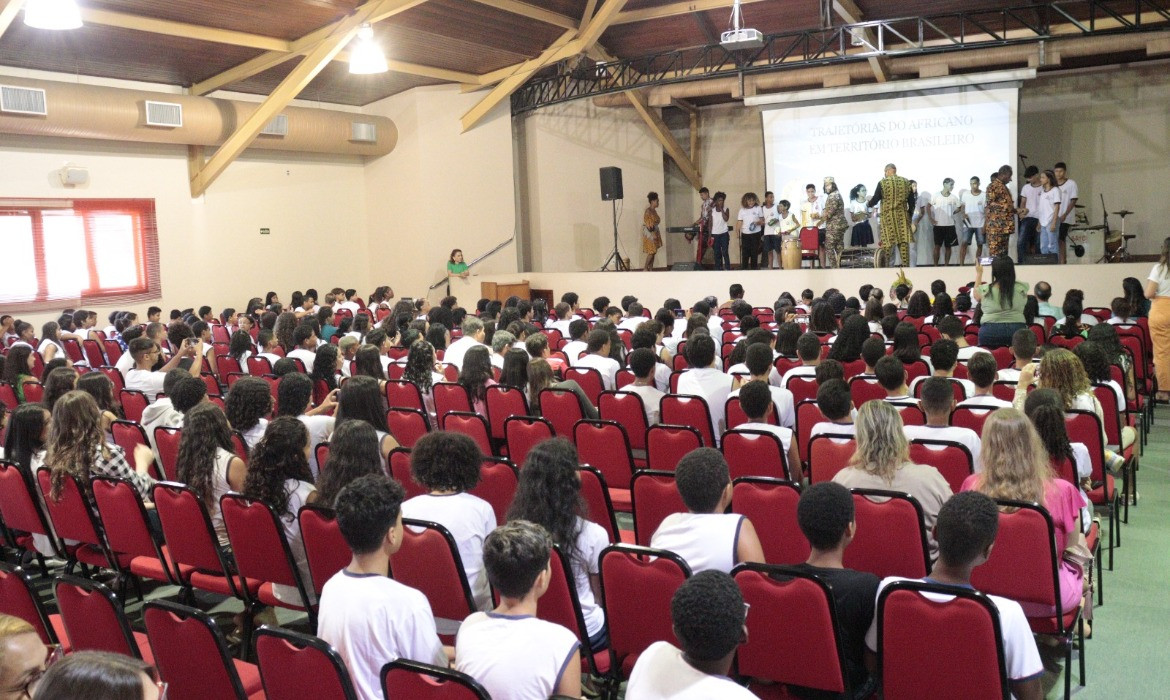 Professor Natanael dos Santos palestra a estudantes e profissionais do magistério da Rede Municipal de Ensino