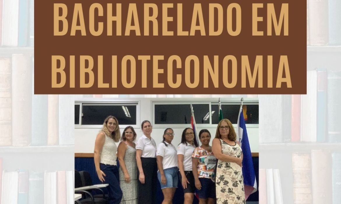 Estudantes de graduação em bacharel em biblioteconomia realizam oficina para a  prática de catalogação