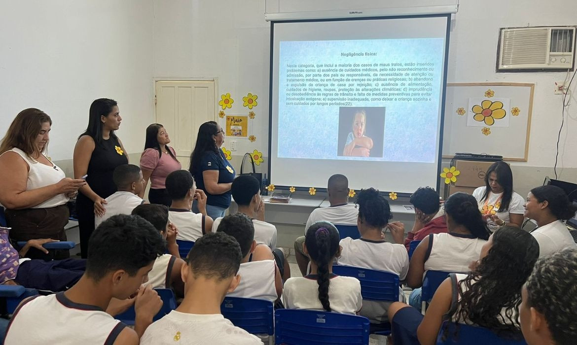 Maio laranja: escolas da Rede Municipal de Ensino recebem ações de combate e prevenção à violência sexual contra crianças e adolescentes