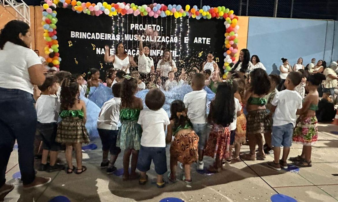 Crianças do Cmei Abílio Correia de Amorim dão show no encerramento do Projeto Comunidade de Leitores