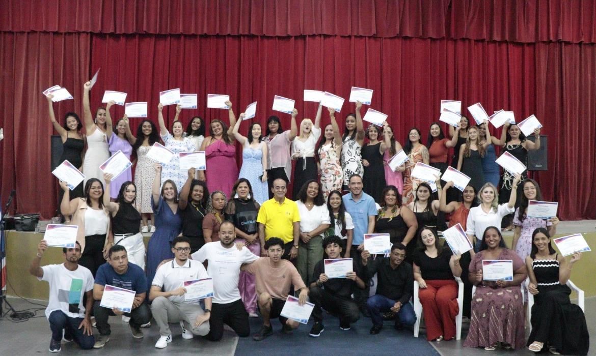 Qualificar ES: Alunos do Aracruz recebem certificação