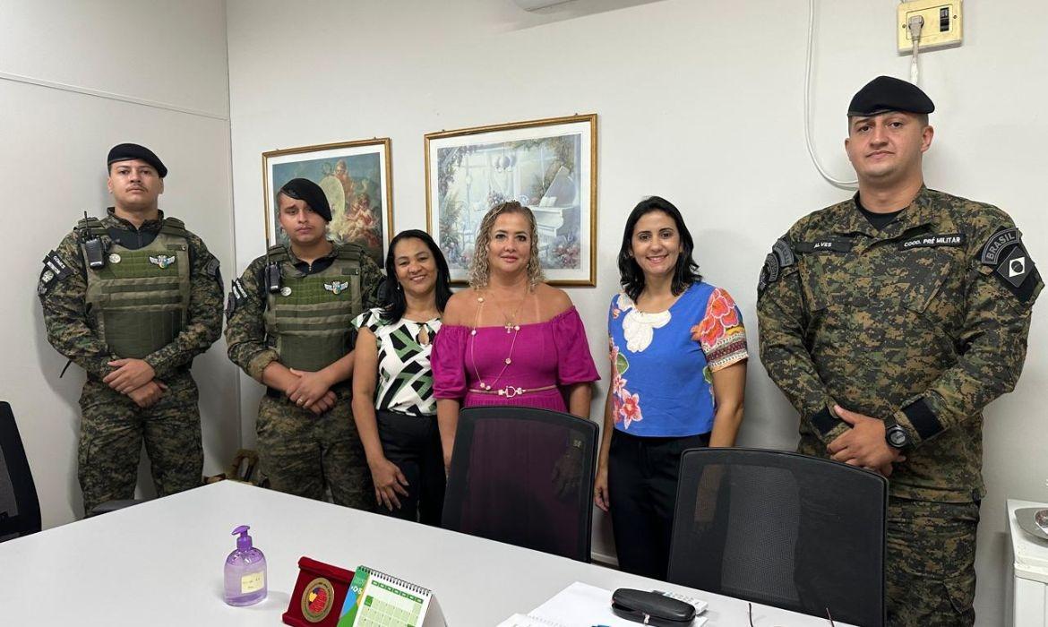 Prefeitura de Aracruz recebe visita de representantes do Projeto Educacional Futuro Militar (PFM)