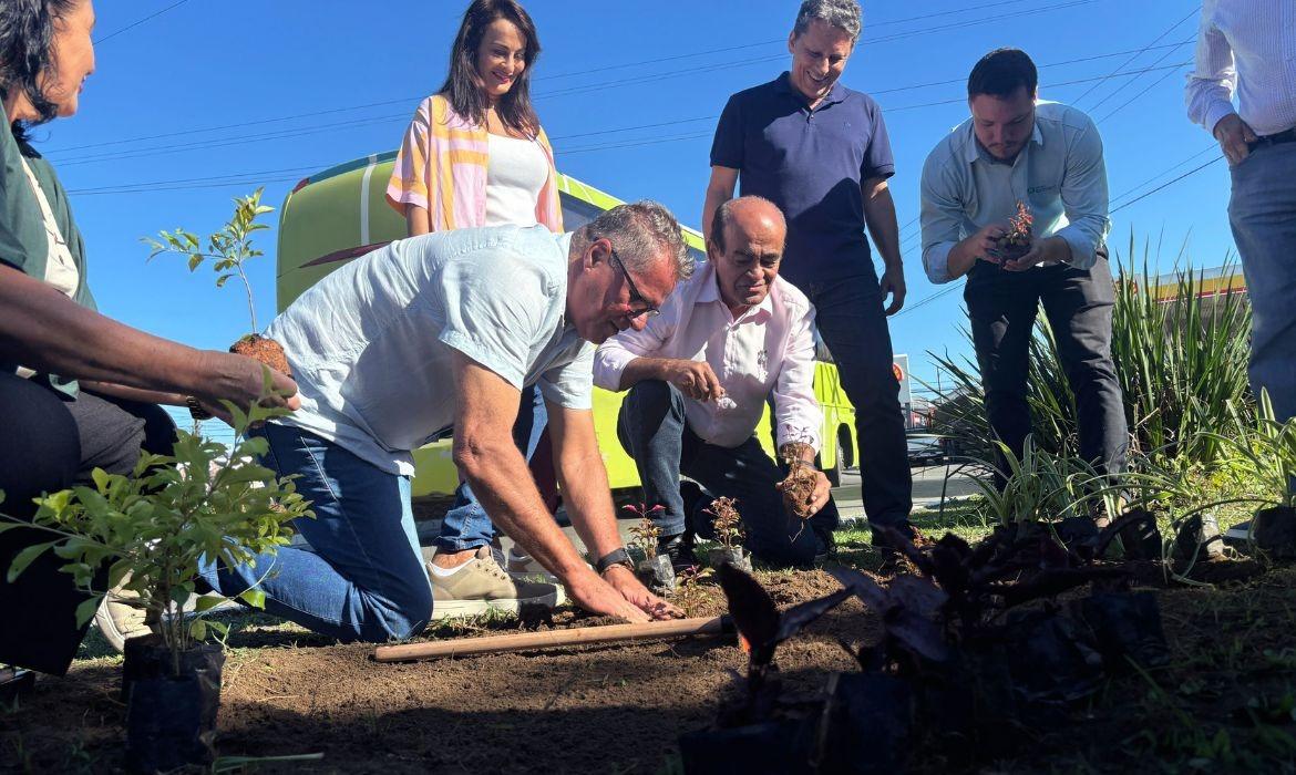 Novo contrato de paisagismo é assinado na manhã desta quinta-feira (05)