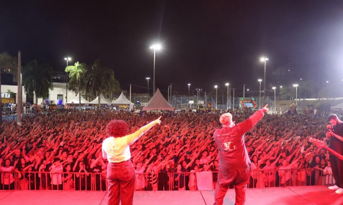 Uma noite de louvor e celebração marcou o Dia do Católico na Praça da Paz