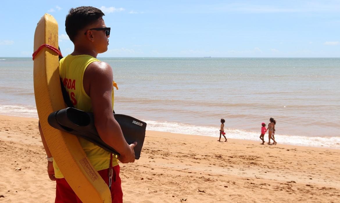 Prefeitura de Aracruz abre 60 vagas para guarda-vidas com salários de mais de R$ 2.700