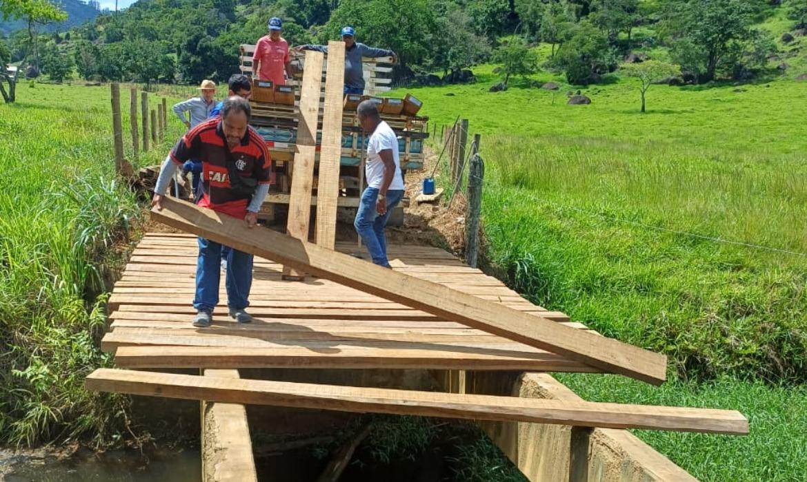 Agricultura realiza reforma da ponte que dá acesso a comunidade do Pelado