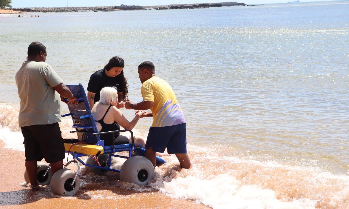 Projeto Nossa Praia garante acesso ao mar para pessoas com mobilidade reduzida em Barra do Sahy