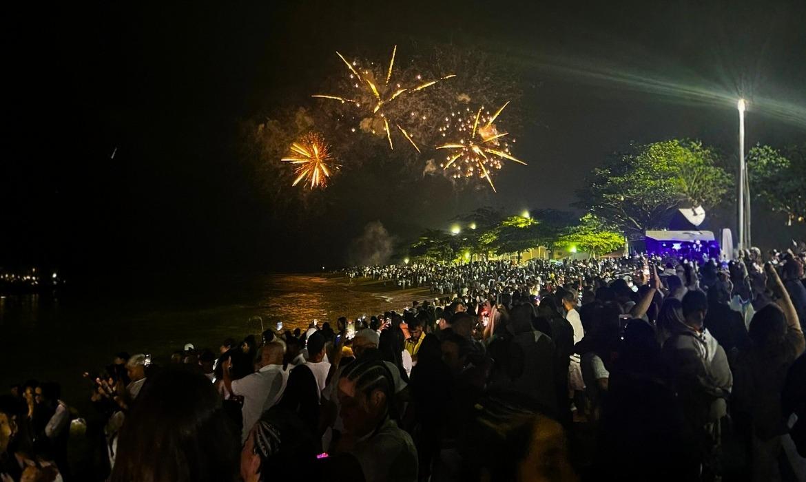 Bem-vindo 2026: Milhares de pessoas lotam a orla de Aracruz