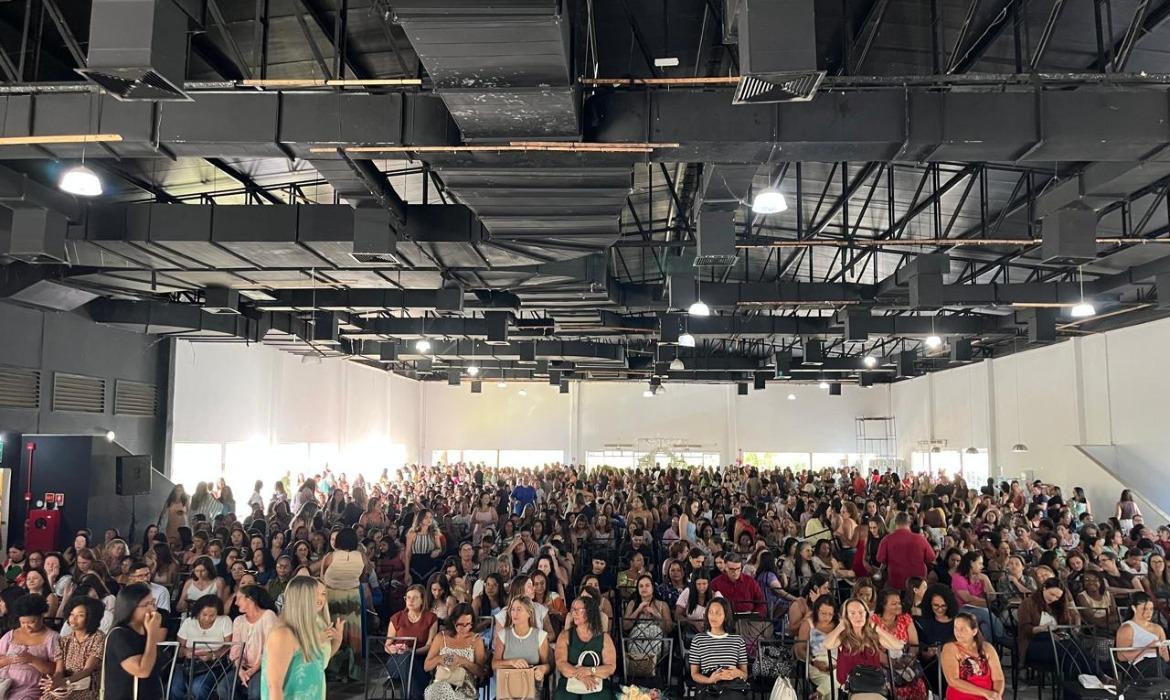 Especialista em neurociências, tecnologia educacional e psicanálise da criança e do adolescente palestra a professores, pedagogos e diretores da Rede Municipal de Ensino