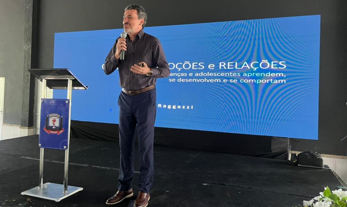 Especialista em neurociências, tecnologia educacional e psicanálise da criança e do adolescente palestra a professores, pedagogos e diretores da Rede Municipal de Ensino