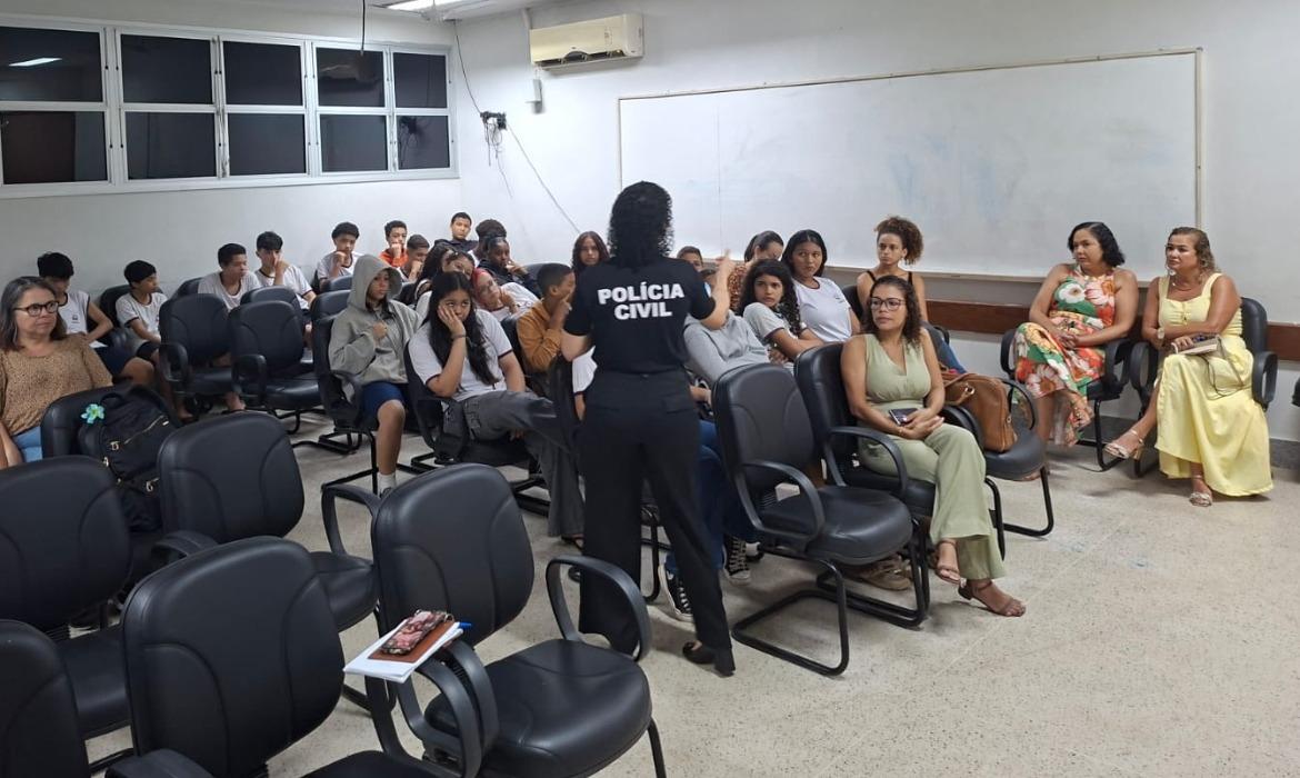 Palestra sobre a valorização e o combate à violência contra a mulher instrui estudantes da Emef Placidino Passos