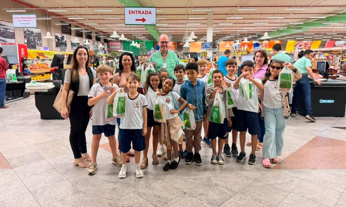 Projeto “Financinhas: sabores que rendem” leva estudantes da Emef Marechal Costa e Silva a vivenciarem a educação financeira em supermercado