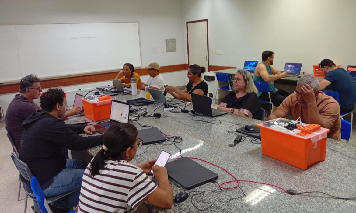 Professores da Rede Municipal de Ensino iniciam trilha formativa sobre robótica