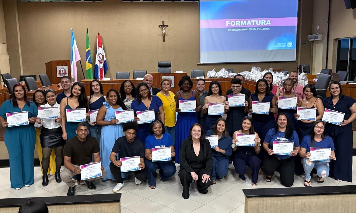 Mais de 100 alunos celebram formatura pelo programa Qualificar ES em Aracruz
