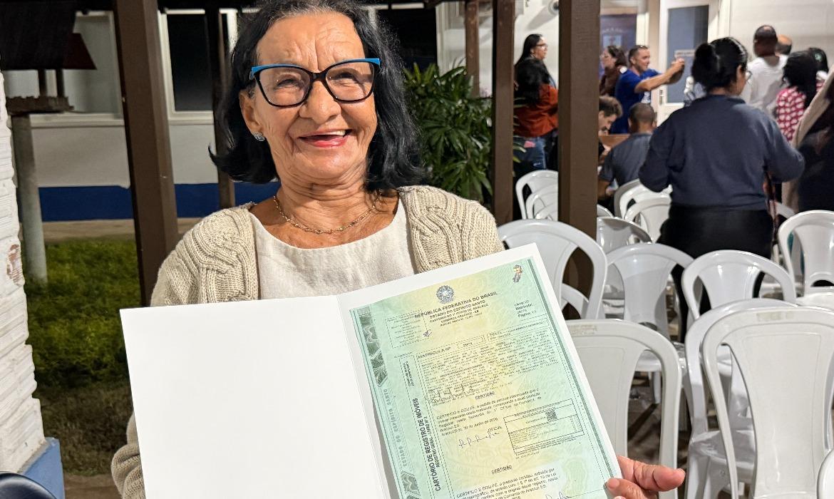Prefeitura de Aracruz entrega títulos de legitimação fundiária a moradores dos bairros São Marcos e Nova Conquista