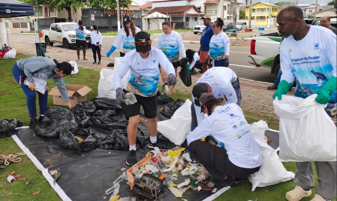World Cleanup Day mobiliza 535 voluntários e retira 1,8 tonelada de resíduos em praias de Aracruz