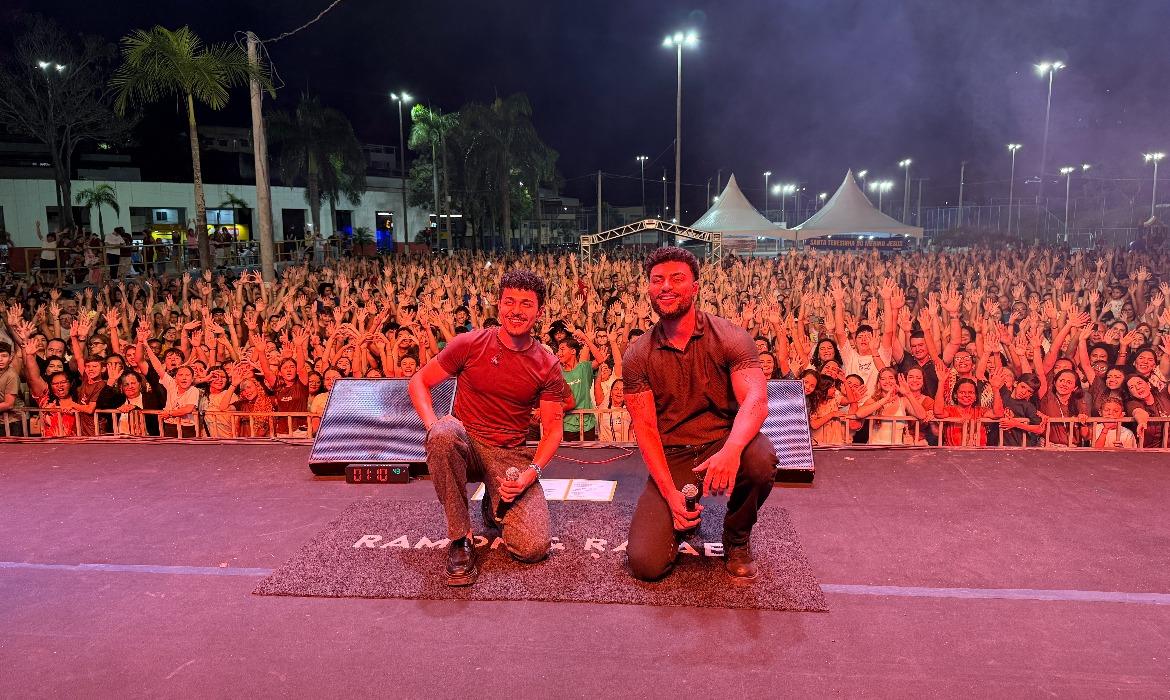 Dia do Cristão Católico reúne milhares de fiéis em noite de fé e louvor na Praça da Paz