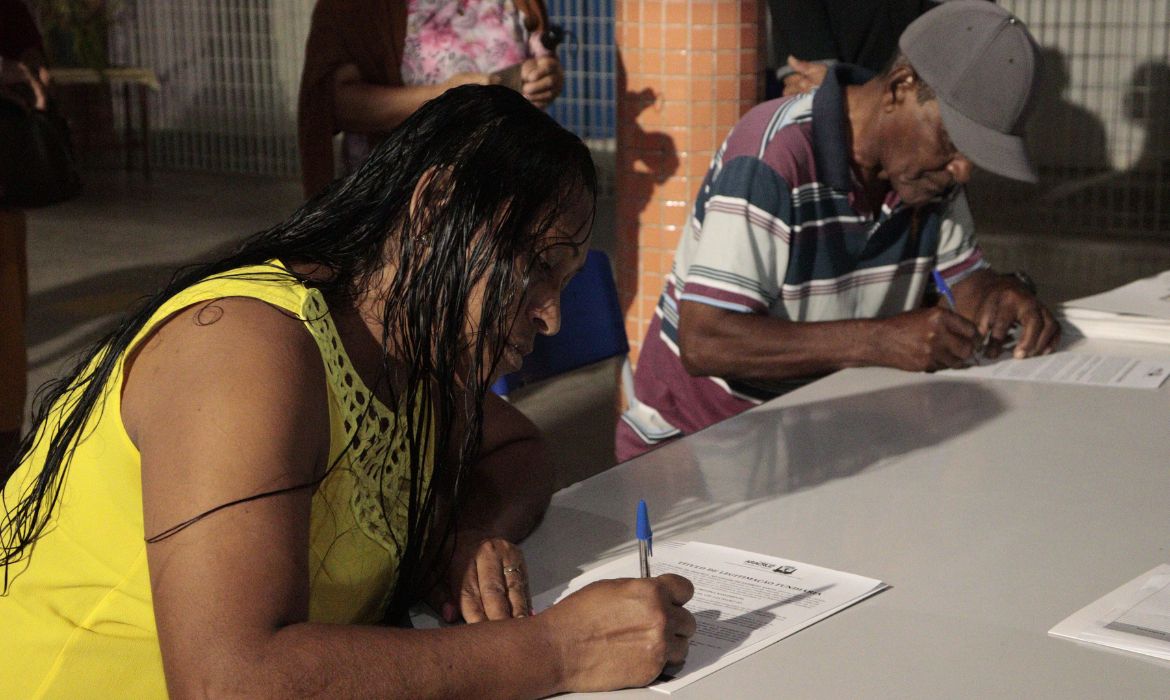 “Sonho realizado”. Moradores do Morobá recebem os títulos de legitimação fundiária