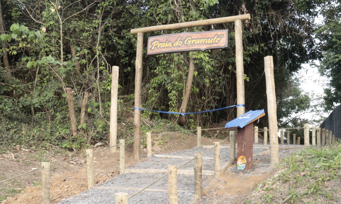 Prefeitura inaugura nova escadaria na Praia de Gramuté para promover acesso e proteger vegetação