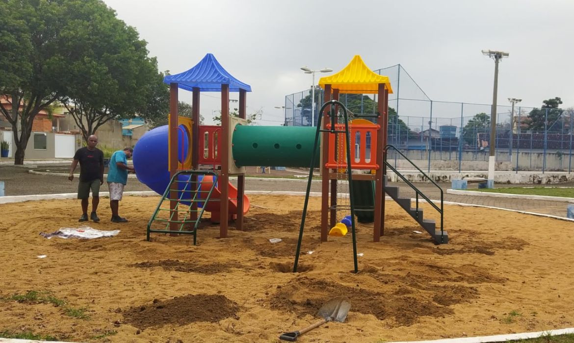 Playgrounds começam a ser instalados em diversas praças do município