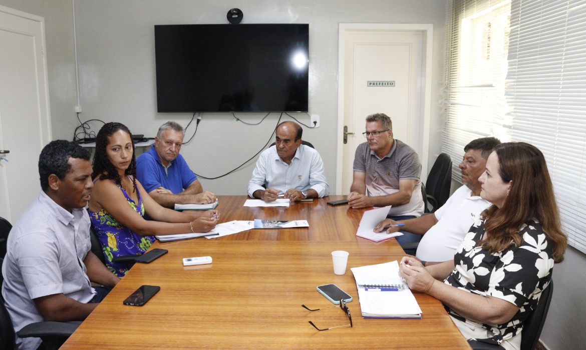 Prefeito Dr. Coutinho recebe moradores do acampamento Índio Galdino para viabilizar principais demandas