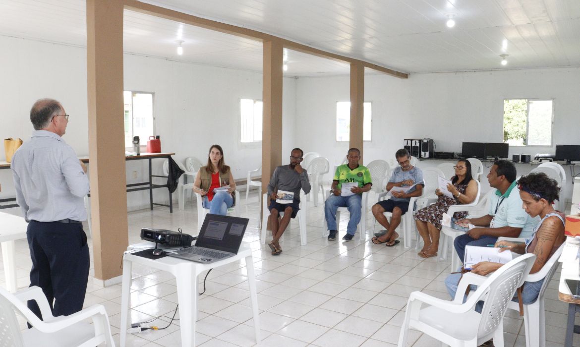 Pescadores e catadores de caranguejo do Novo Irajá participam de oficina sobre análise de negócios