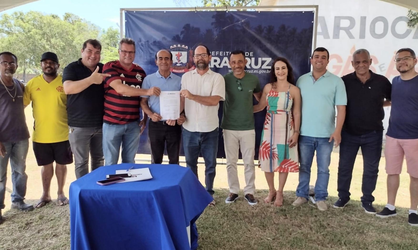 Prefeito autoriza o início das obras de construção da arquibancada do campo de futebol, na Barra do Sahy