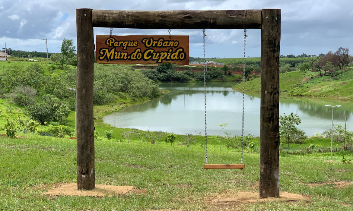 Servidores do Meio Ambiente produzem balanço que foi instalado no Parque Urbano Municipal do Cupido