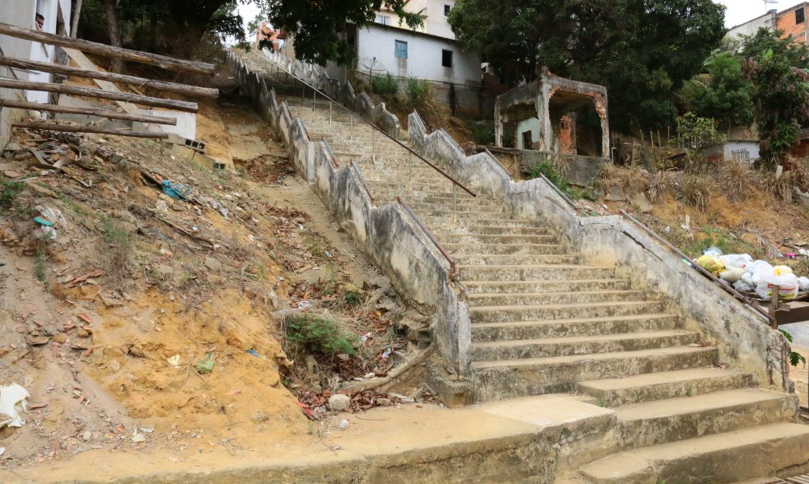 Prefeitura realiza visita técnica na escadaria do bairro São Camilo