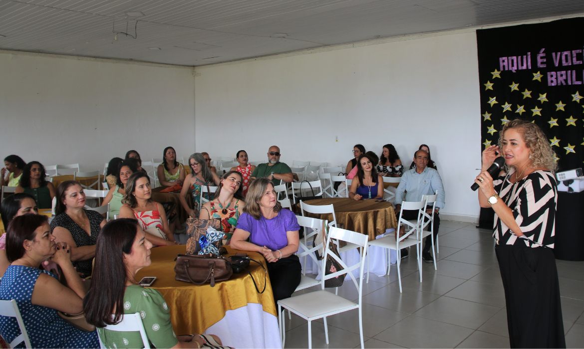 Educação: emoção marca homenagem aos diretores e vices diretores escolares