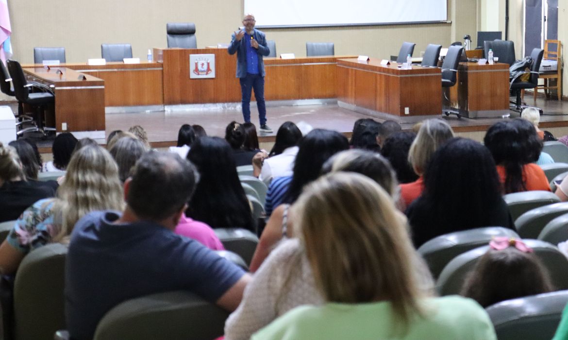 A geração do quarto: escritor e pesquisador Hugo Monteiro palestra sobre seu livro a servidores da Prefeitura de Aracruz