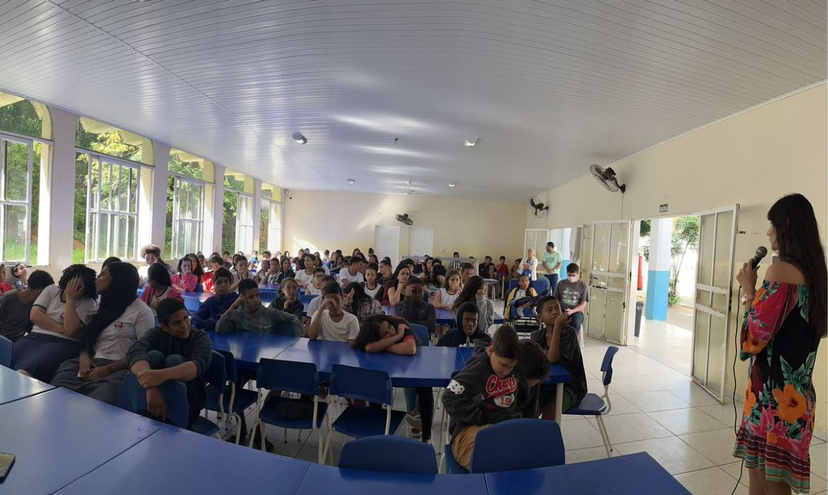 Alunos do Centro Municipal de Educação Básica de Tempo Integral (CMEBTI) Esther Nascimento dos Santos recebem palestra sobre alimentação saudável