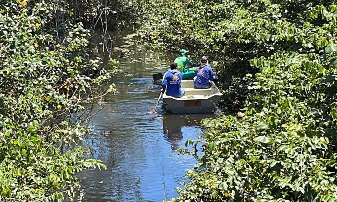 Prefeitura de Aracruz realiza serviço de limpeza do Rio Guaxindiba, em Barra do Sahy