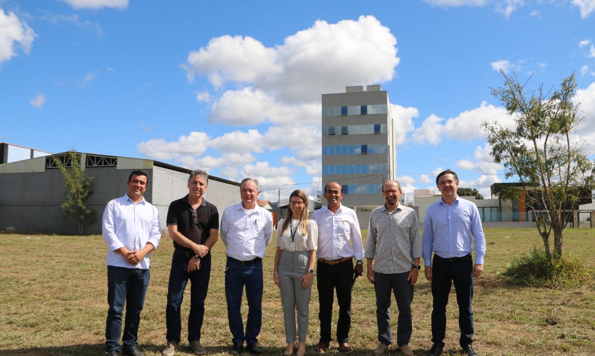 Dr. Coutinho recebe novo diretor do Senac para visita técnica na área onde será construída a nova unidade da instituição