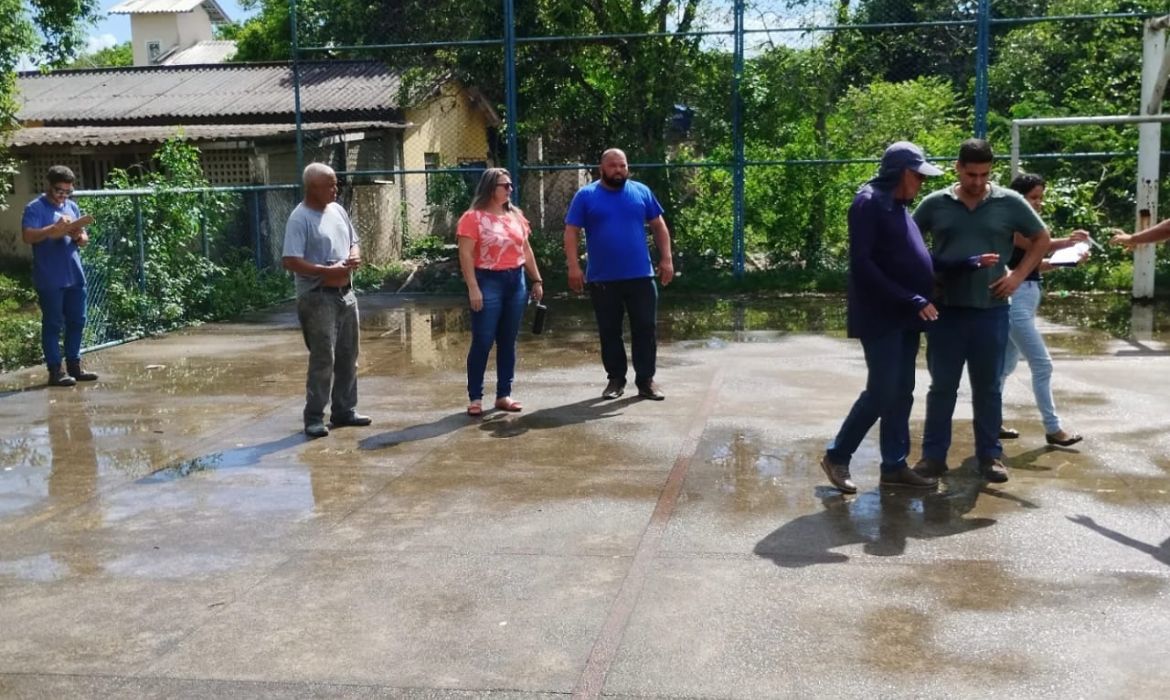 Setor de obras e manutenção da SEMED faz vistoria técnica em quadra poliesportiva da EMEFI Dorvelina Coutinho