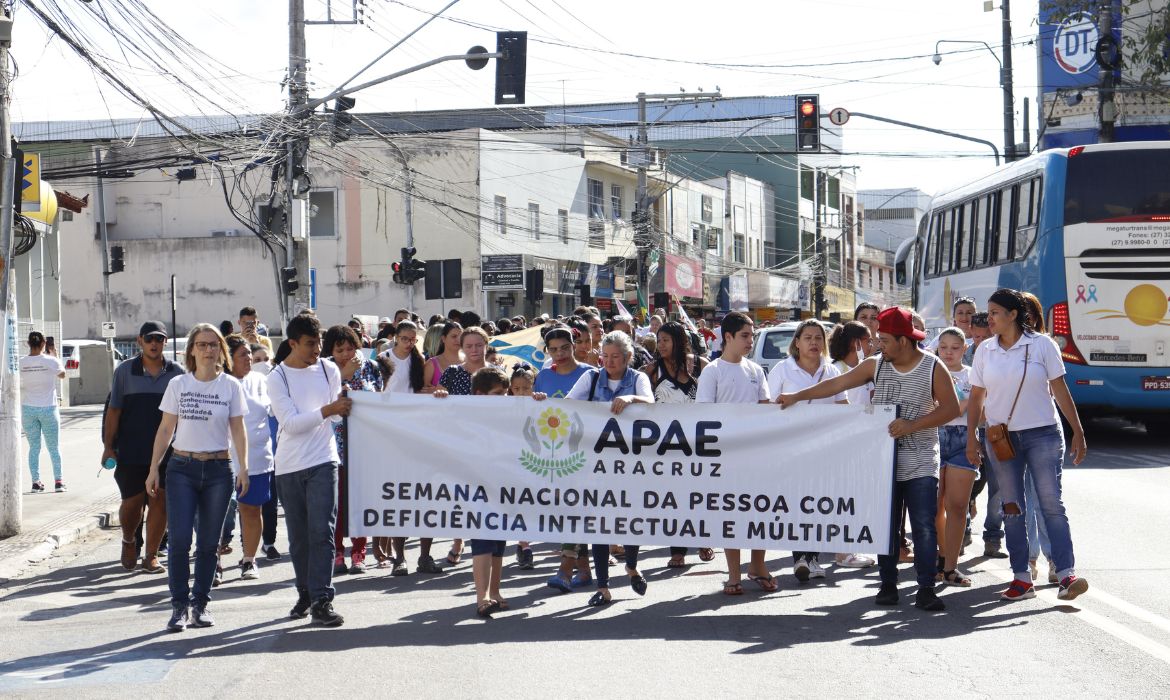 Alunos de escolas municipais e da APAE participam de caminhada comemorativa à Semana Nacional da Pessoa com Deficiência Intelectual e Múltipla