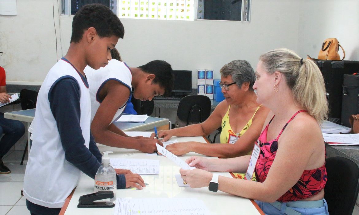 Gestão democrática: votação para escolha de diretores e vices acontece nas unidades escolares