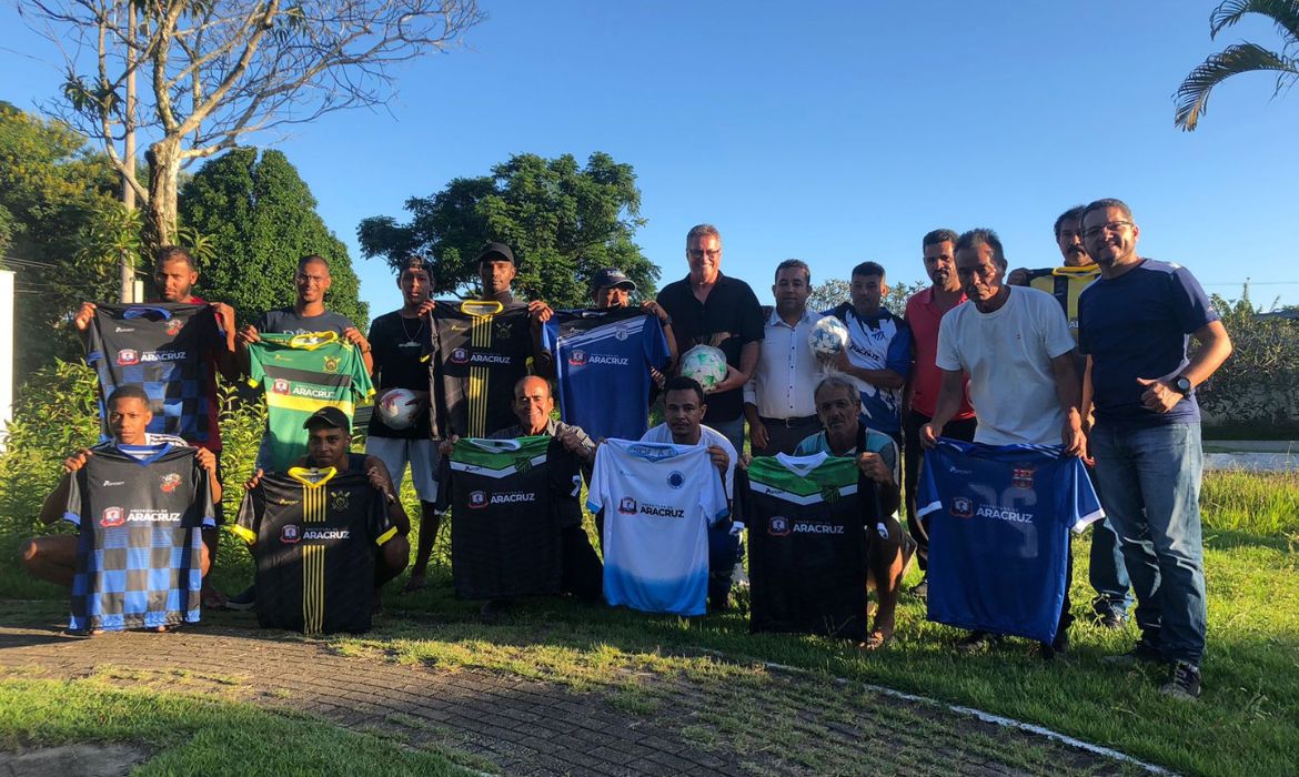 Prefeitura de Aracruz faz entrega de uniformes esportivos a atletas do futebol amador do município