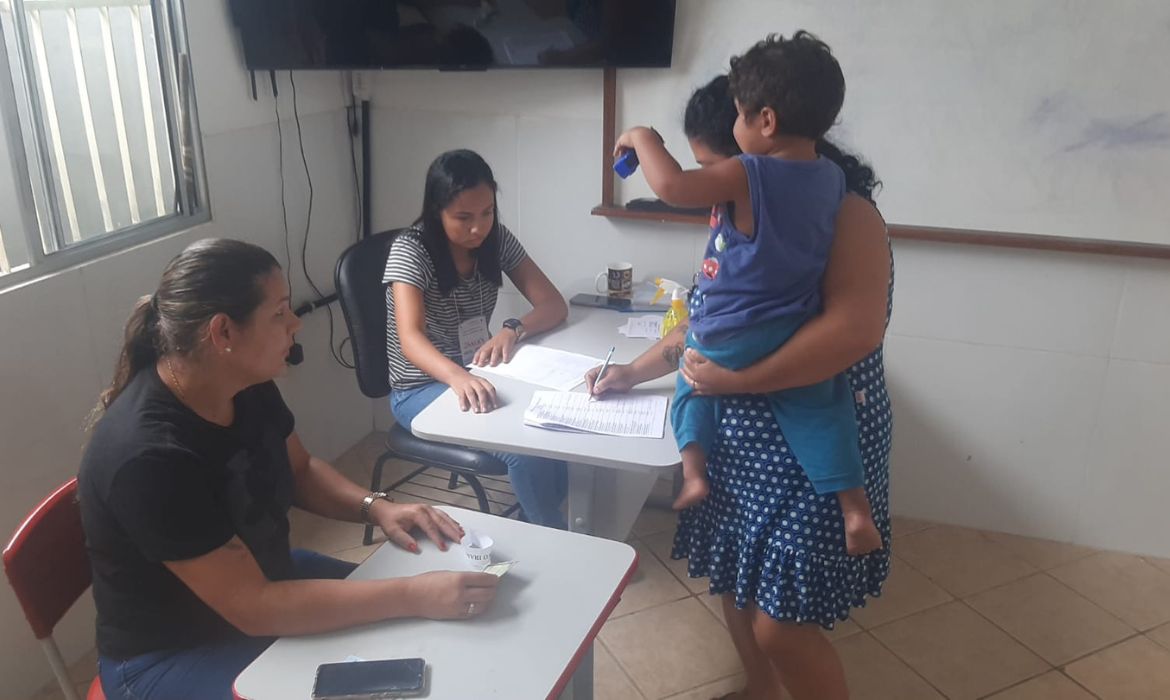 Membros da Comissão de Gestão Escolar Democrática visitam escolas durante etapa de consulta pública para escolha de diretores