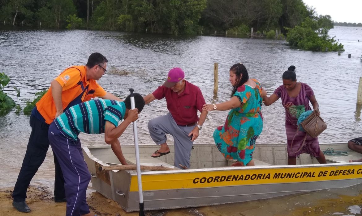 Famílias são resgatadas por equipes da Defesa Civil e Bombeiros