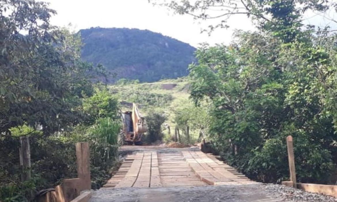 Secretaria de Agricultura reconstrói ponte que dá acesso a comunidade de Rio Preto