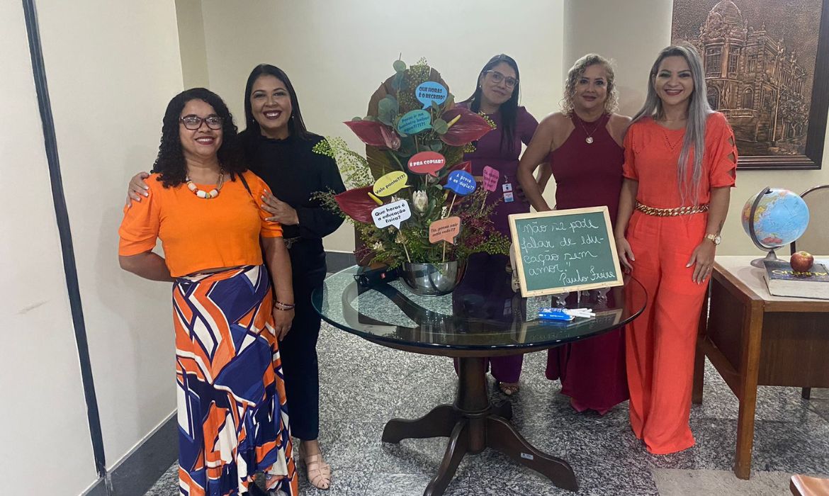 Dia do Professor – Medalha Prof. Paulo Reglus Neves Freire: Aracruz é homenageada em Sessão Solene da Assembleia Legislativa (Ales)