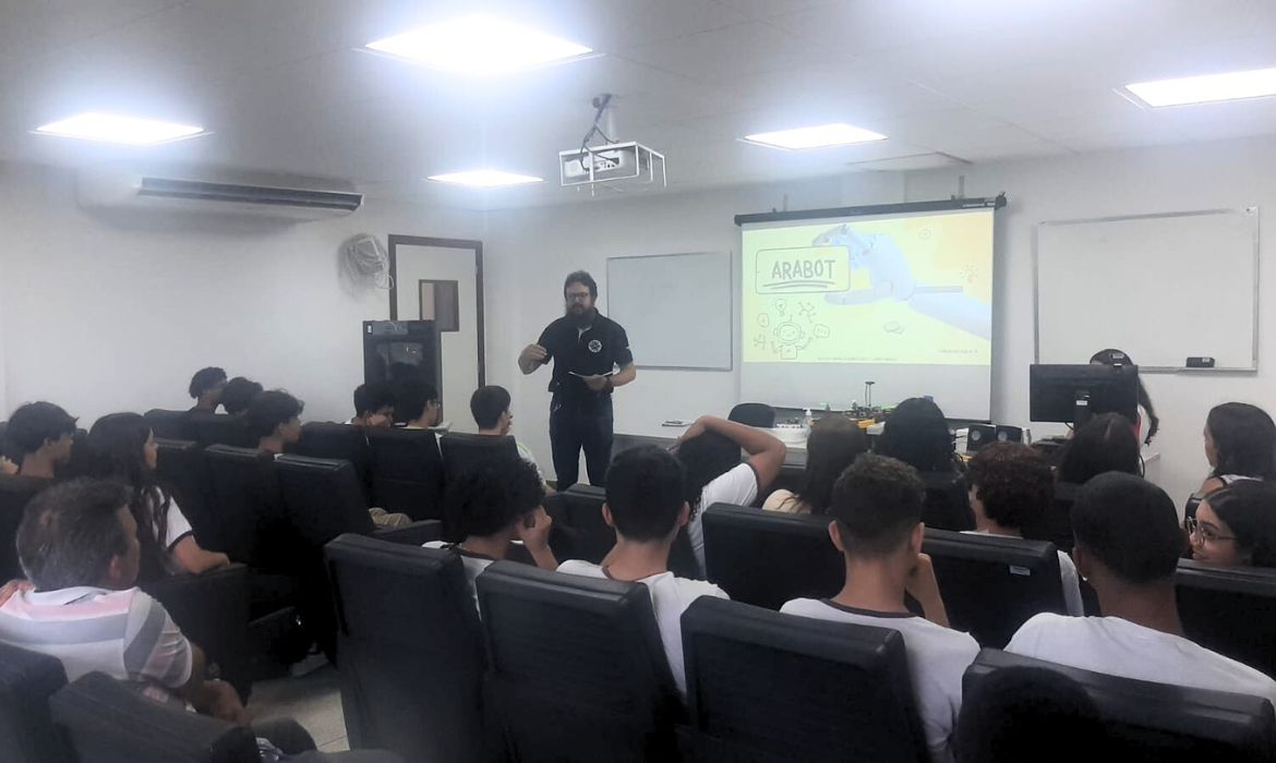 Estudantes da Rede Municipal de Ensino visitam o Campus Ifes Aracruz para conhecer o projeto de extensão ARABOT