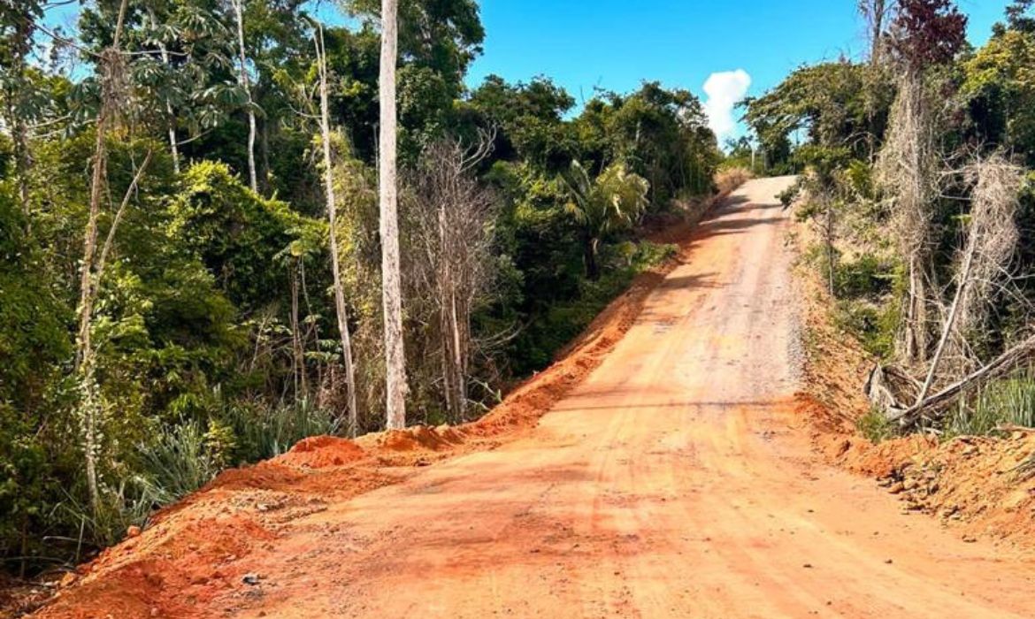 Estrada que dá acesso a aldeia Nova Esperança é ampliada para oferecer mais conforto e seguranças ao estudantes que utilizam o trecho