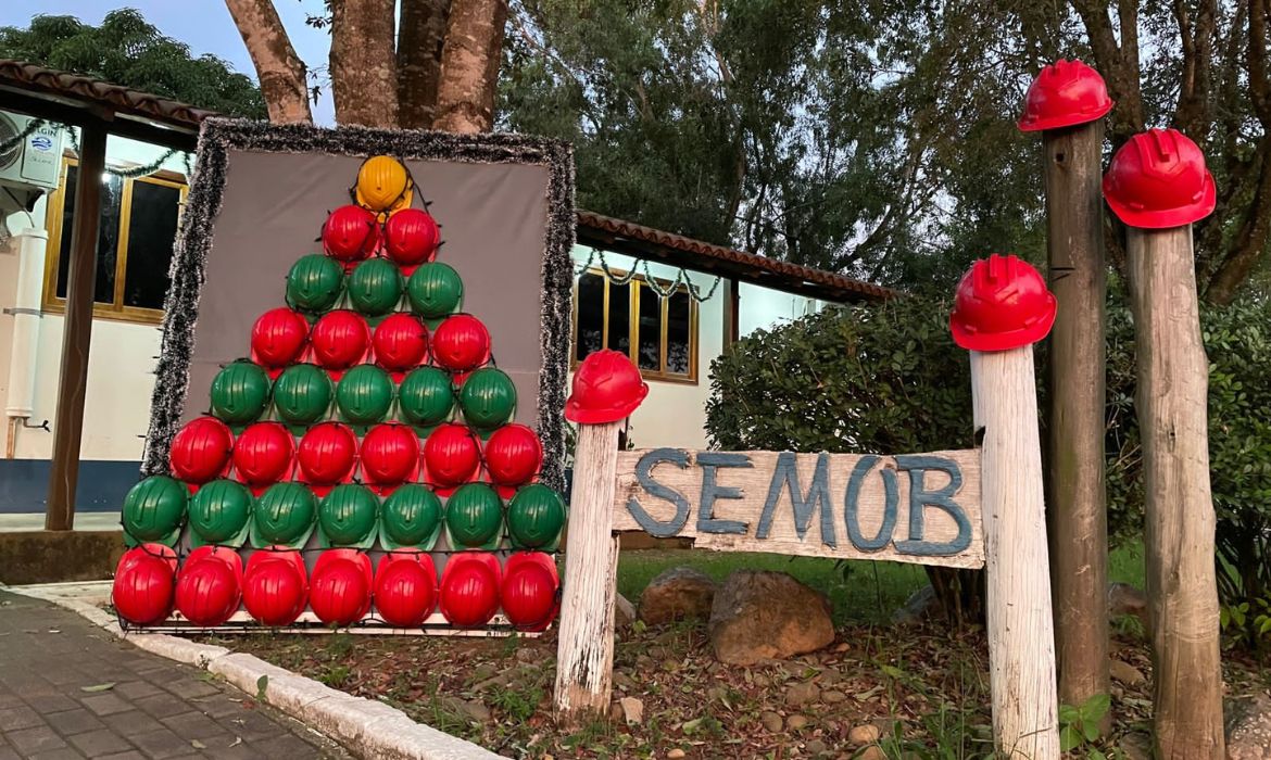 Secretaria de Obras monta árvore de Natal com capacetes