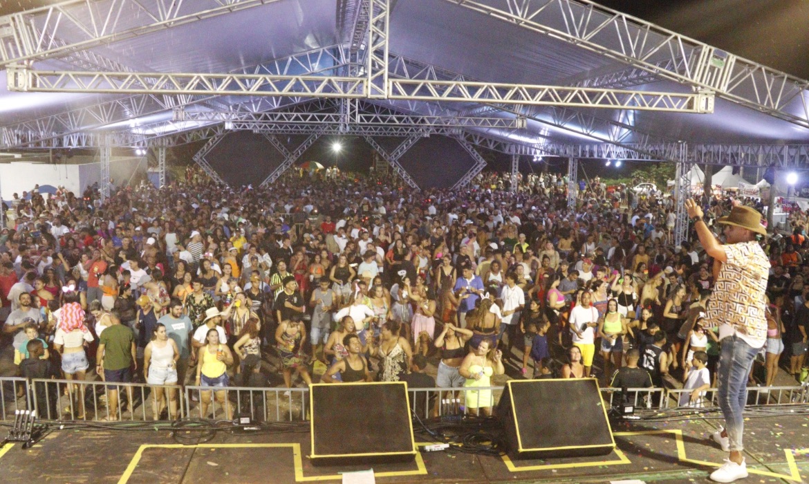 Primeiro dia de carnaval em Aracruz atrai centenas de pessoas às ruas