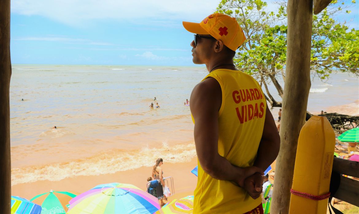 Atuação dos guarda-vidas tem saldo positivo no trabalho preventivo nas praias de Aracruz