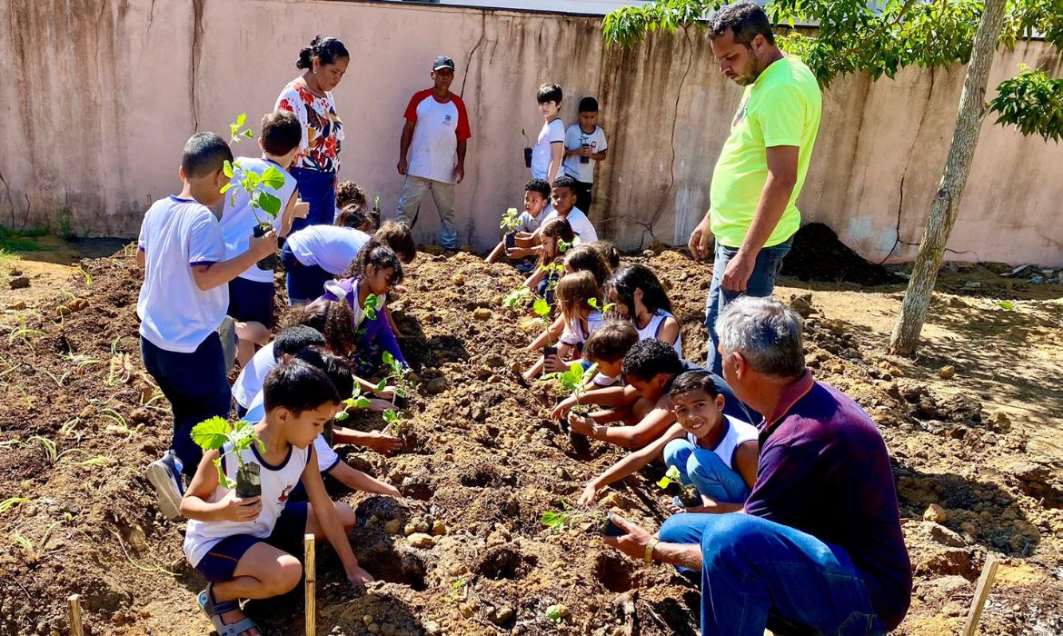 Programa “Horta na Escola” estimula alimentação saudável dos alunos