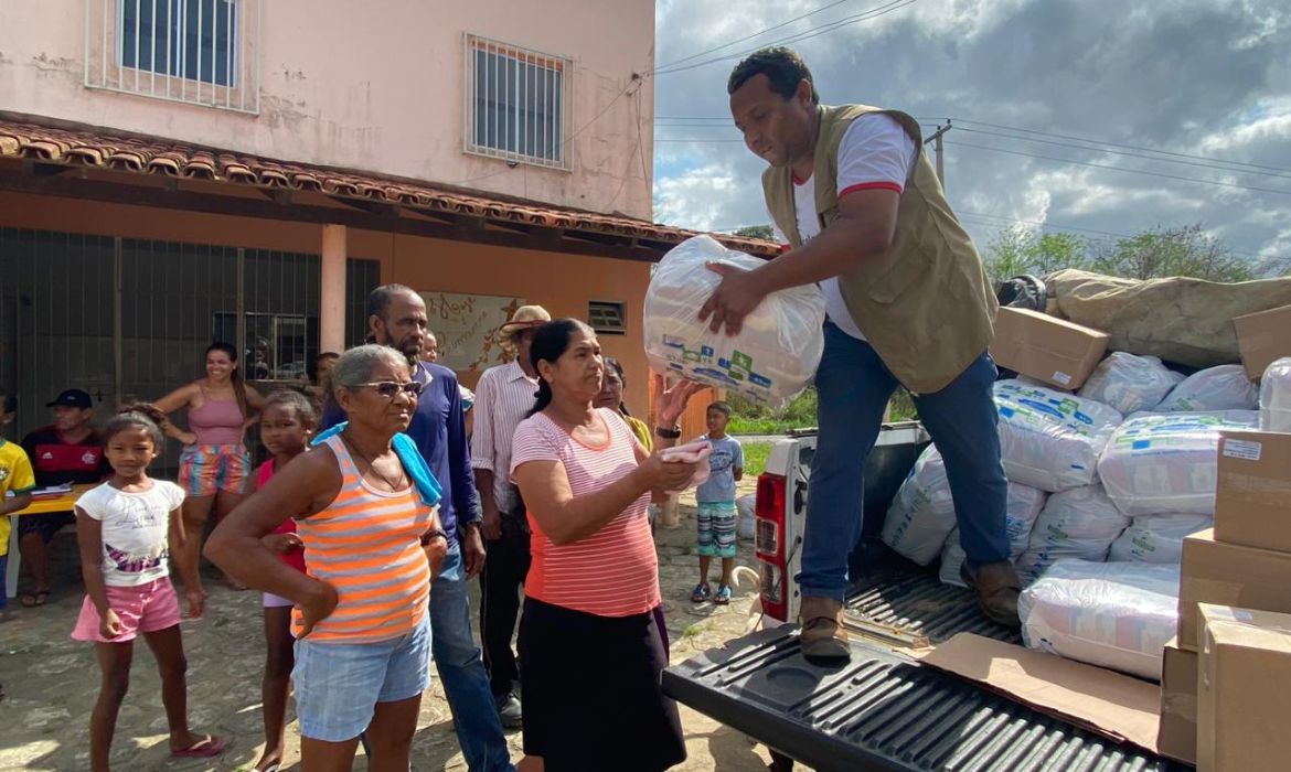 Meio Ambiente entrega cestas básicas a catadores de caranguejo cadastrados no Projeto Vida no Mangue